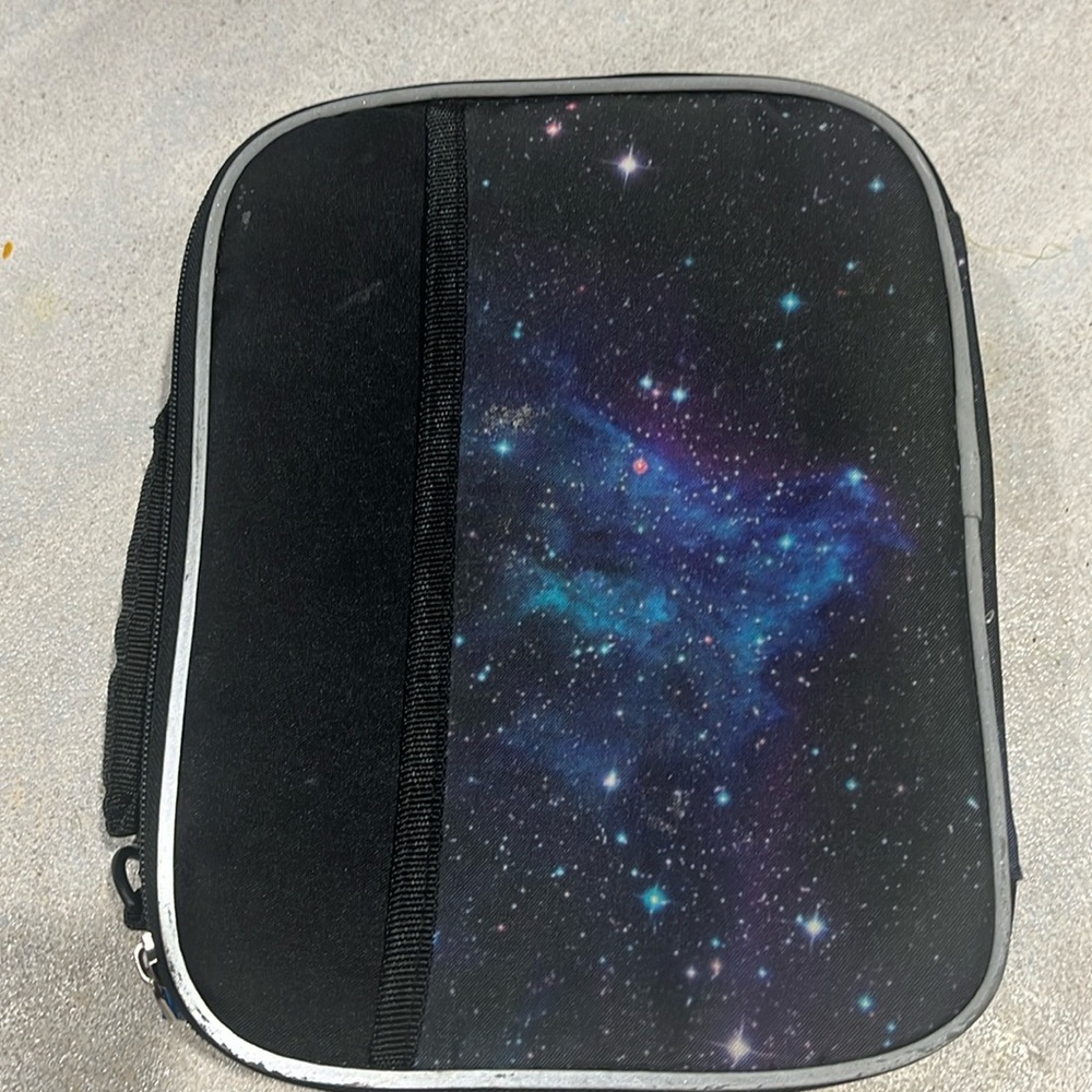 Lunch kit with zipper